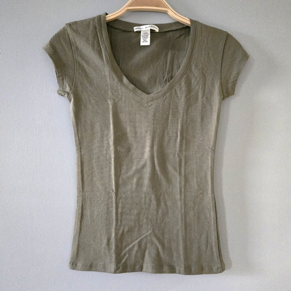 NWOT - Zenana Outfitters Small Olive V-Neck Tee GT-3004